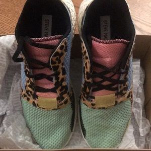 Steve Madden women’s run sneaker leopard multi